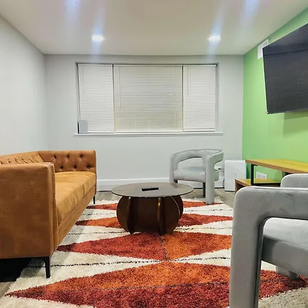 Designer 1 Bed 1 Free Parking Apartment